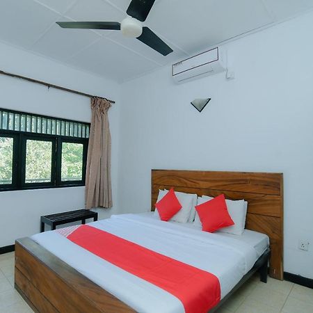 Oyo 479 Water Front Hotel Kandy Exterior photo