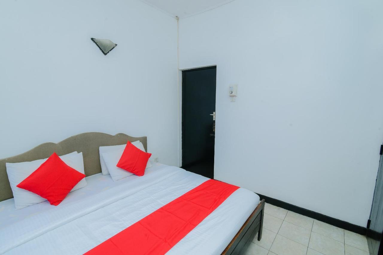 Oyo 479 Water Front Hotel Kandy Exterior photo